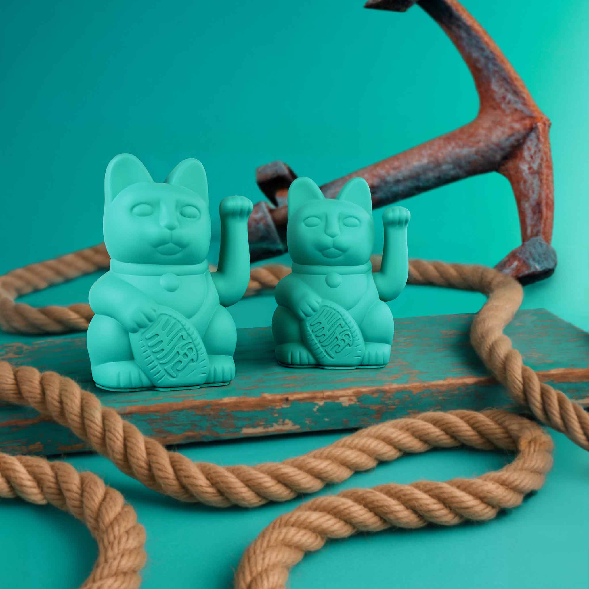 Lucky Cat Türkis in maritimen Ambiente