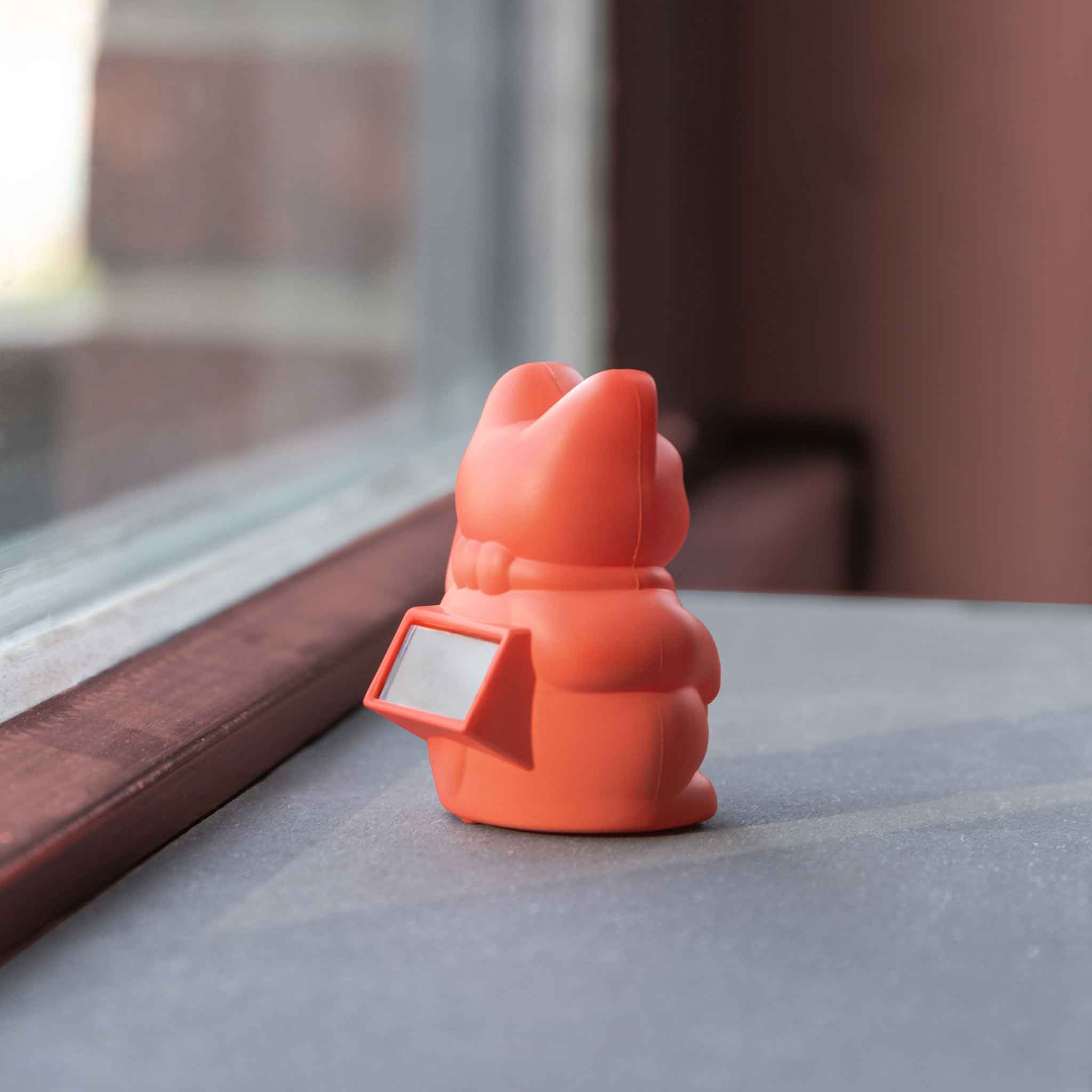 Rückansicht der Lucky Cat Solar Neon Orange