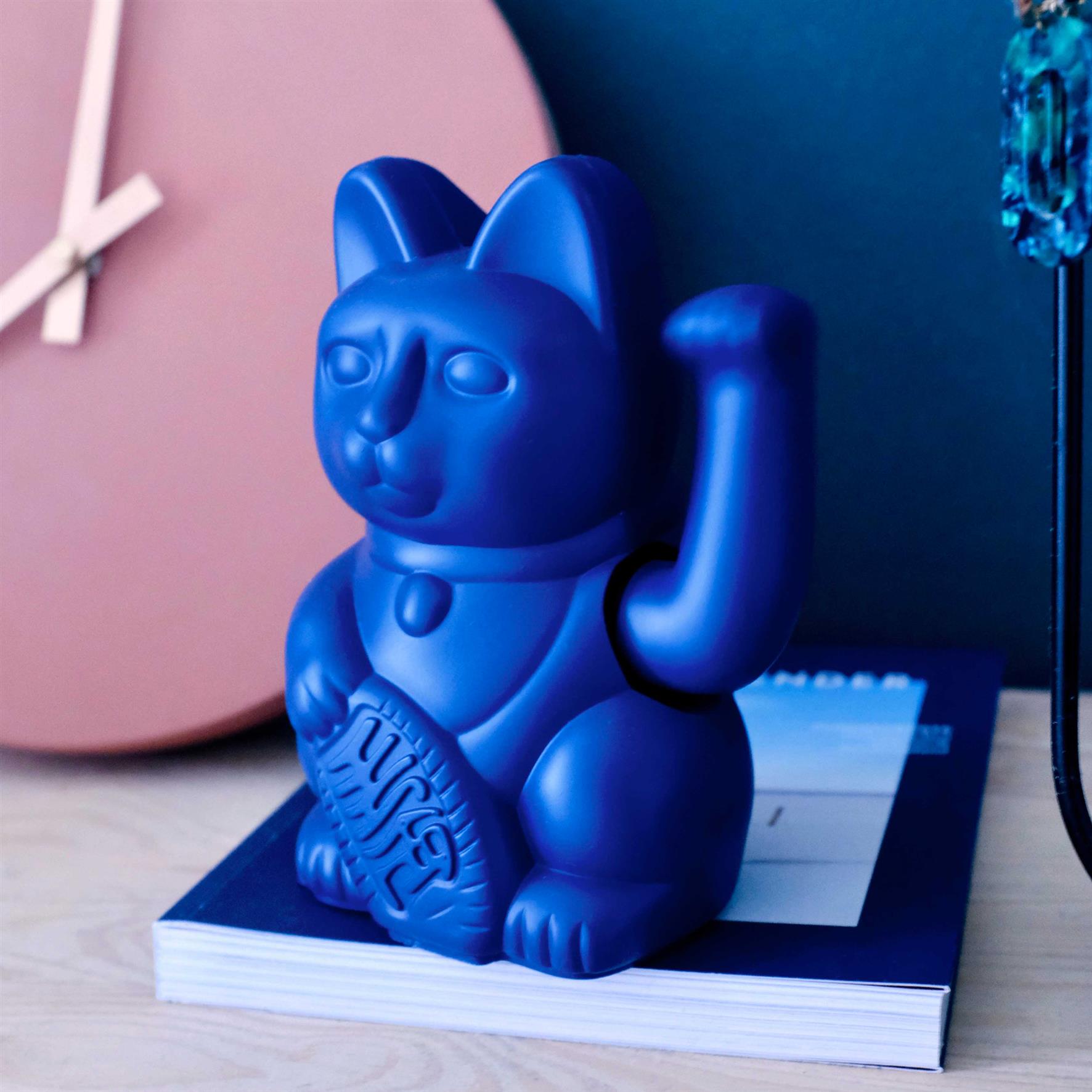 Winkekatze Dunkelblau Moodbild